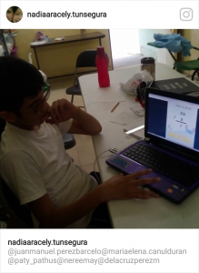 alumno haciendo uso de la computadora para investigar términos desconocidos de su lectura
